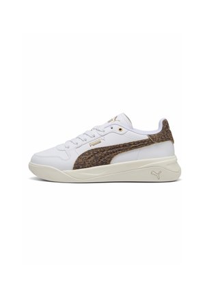 Zapatilla blanca de Puma con suela beige y diseño estampado de leopardo marrón a lo largo del lateral y el talón, logo dorado de Puma en el lateral y la lengüeta.