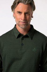 Polo de color verde oscuro con un patrón de cuadros texturizado, tapeta de tres botones y un sutil logo en el lado izquierdo del pecho. Tejido suave, diseño con cuello.