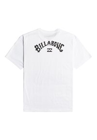 Camiseta blanca de algodón de manga corta, con un logo negro "BILLABONG" arqueado en la parte superior de la espalda y un gráfico de ola debajo.