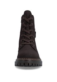 Bottes marron foncé à lacets avec semelle épaisse à crampons et fermeture éclair sur le côté, vues de face sur fond blanc.