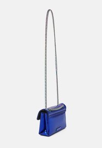 Borsa a mano blu metallizzato con una forma strutturata, dotata di catena come tracolla e dettaglio di cucitura decorativa lungo la parte superiore.