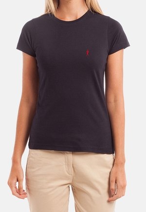 Zwart t-shirt met korte mouwen, gemaakt van katoen met een aansluitend ontwerp. Voorzien van een klein rood logo op de linkerborst. Soepele textuur.