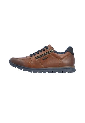 Bruine leren casual sneaker met zwarte veters, zijrits, zwarte gevoerde kraag en gestructureerde zwarte zool.