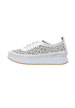 Hvid snøresneaker med perforerede blomsterudskæringer, tyk hvid sål og beige gummi ydersål, vist fra siden på en hvid baggrund.