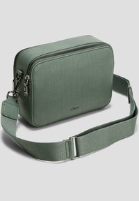 Borsa a tracolla verde in finta pelle con texture coccodrillo, chiusura con doppia zip, tracolla regolabile e logo del marchio sul lato.