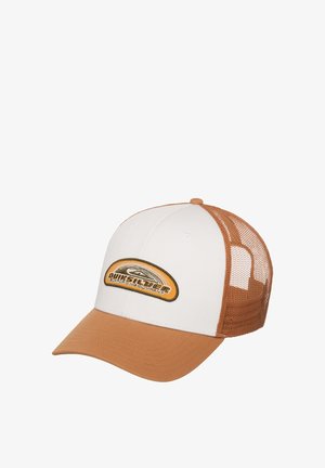 Witte en bruine mesh baseballpet met gebogen klep en een geel-zwarte Quiksilver Surfboarding Company-logo patch op het voorpaneel.