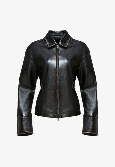 Mustmust nahkjakki, millel on tõmblukk, terav krae ja laiad varrukad. Omab kontrastset pruuni tikandit ja siledat tekstuuri.