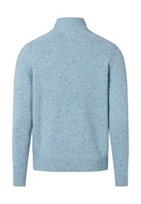 Jasnoniebieski sweter z dzianiny w cętkowany wzór, z prążkowanym dołem, mankietami i stójką, prezentowany z tyłu na białym tle.