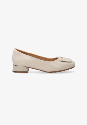 Beige patenten leren ballerina met een ronde neus, middelhoge hak en een decoratieve gespdetail aan de voorkant. Centrumtextuur en minimalistisch ontwerp.