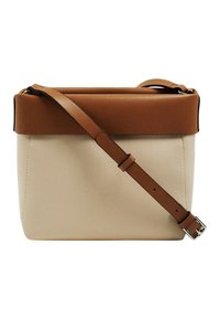 Sac structuré avec un corps crème et un rabat en cuir marron. Doté d'une bandoulière ajustable et d'accents en métal argenté. Texture lisse.