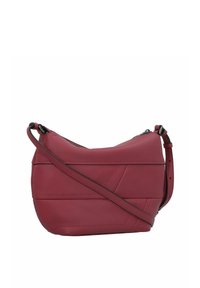 Borsa a spalla in pelle rossa con una forma curva, caratterizzata da modelli diagonali cuciti, una lunga tracolla regolabile e una chiusura con zip.