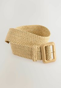 Wabenstrukturierter Strohhut in Beige mit einer quadratischen, hellbraunen Leder-Schnalle, die eine strukturierte Oberfläche und subtile metallische Fäden aufweist.