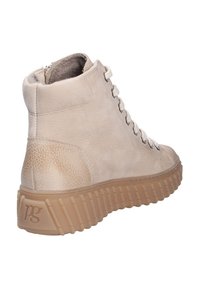 Beige högskor med texturerat läderövre, snörning och gummisula med räfflor. Baksidan har en liten dragkedjeöppning.