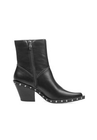 Bota de cuero negro hasta el tobillo con cierre de cremallera, punta puntiaguda y tacón con muesca. Presenta tachuelas plateadas a lo largo de la suela como detalle.