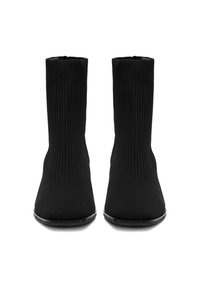 Czarne dzianinowe botki za kostkę z ribbowanym wzorem, gładkim okrągłym noskiem i cienkimi podeszwami, z elastycznym fasonem zapewniającym komfort i łatwość zakupu.