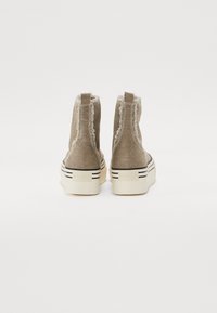 Miniatyrbilde 3