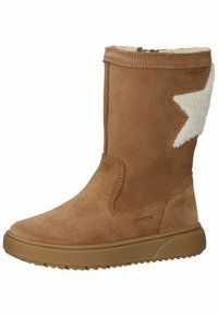 Braunes Wildleder-Ankle-Boot mit einem weißen Schafsfell-Akzent, wasserdicht, mit einer glatten, abgerundeten Zehenpartie und einer strukturierten Gummisohle.