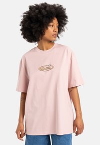 Lyserød bomulds t-shirt med korte ærmer, prydet med en rund halsudskæring og et centralt broderet design i guld og hvid. Boxy fit.