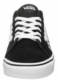 Zapatilla de ante y textil negra con cordones blancos, lengüeta acolchada, suela negra y acentos blancos, que presenta el logo de Vans en la lengüeta.