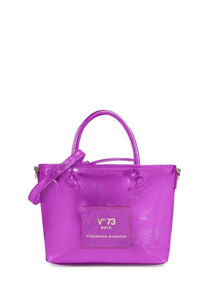 Bolso de cuero morado con dos asas, una correa de hombro desmontable y una etiqueta frontal que dice "V°73 Gold Elisabetta Armellin."