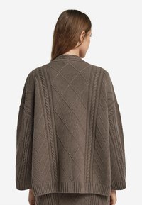 Brauner Strickcardigan mit einem strukturierten Rautenmuster und geripptem Saum, mit überschnittenen Schultern und einer lockeren Passform.