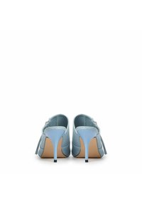 Scarpe con tacco alto di colore azzurro chiaro con un design elegante, caratterizzate da una finitura testurizzata e una punta affusolata. I sottili tacchi a stiletto aumentano l'eleganza.