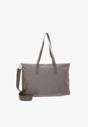 Sac fourre-tout en tissu gris avec deux poignées supérieures et une bandoulière amovible. Texture lisse avec des détails de motif subtils et des accents de logo.