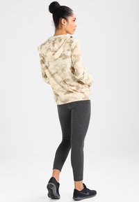 Urban Classics Vjetrovka - sand