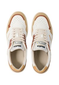 Witte leren sneakers met bruine suède accenten, ronde neus, geperforeerd ontwerp op de neusdoos en gevoerde beige binnenkant.