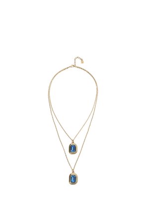 Collar de cadena de oro de doble capa con dos colgantes rectangulares de piedra preciosa azul, uno de los colgantes cuelga más bajo que el otro.