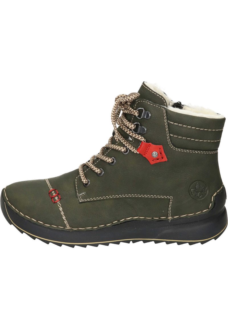 Olivgrüne Lederstiefeletten mit braunen Schnürsenkeln, Futter aus Kunstfell, roten Akzenten und Gummisohle mit strukturiertem Profil für besseren Grip.