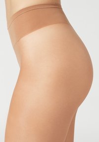 Gennemsigtige strømpebukser i en nude farve med en glat tekstur og et elastisk taljebånd, designet til en komfortabel pasform og minimal synlighed under tøj.