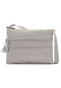 Grå stof crossbody taske med to lynlås lommer, en struktureret overflade, logo mærkat, justerbar rem og en dekorativ abe charm.