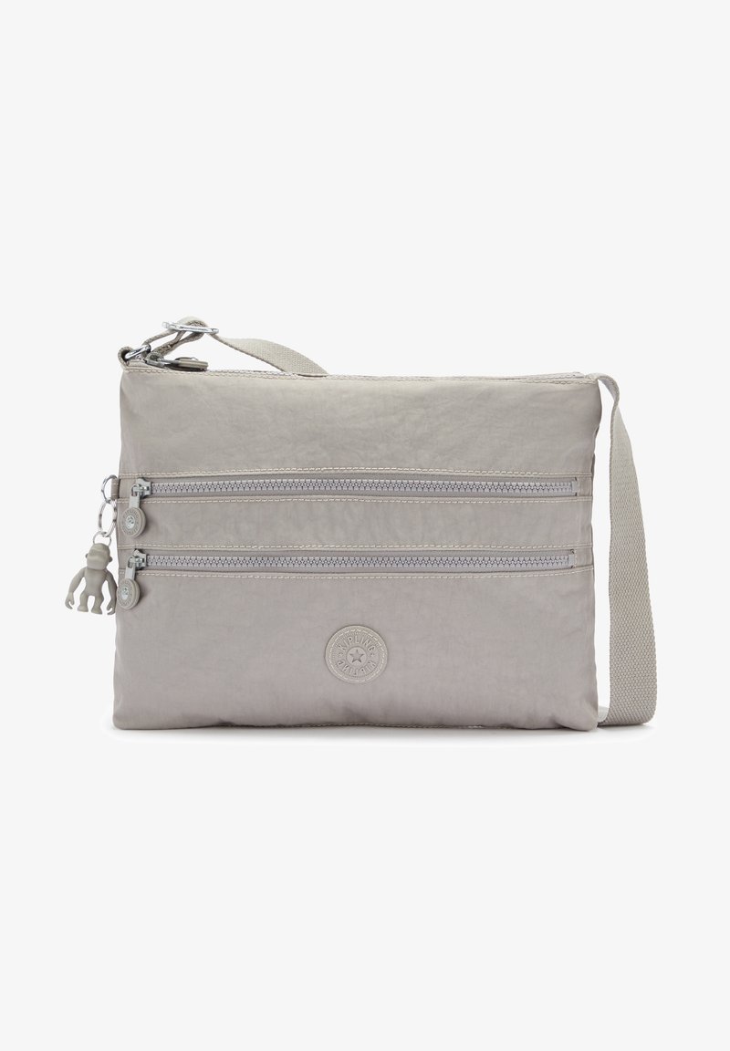 Šedá látková crossbody taška se dvěma zipovými kapsami, strukturovaným povrchem, logem na nášivce, nastavitelným popruhem a dekorativním přívěskem v podobě opice.