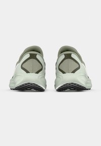 Αθλητικά sneakers με λείο επάνω μέρος σε μέντα πράσινο και γκρι λεπτομέρειες, που διαθέτουν υφασμένο πάνελ, μαξιλαρωμένη φτέρνα και μαύρη λάστιχη σόλα.