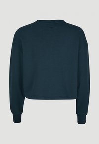 Felpa cropped di un blu navy scuro con maniche lunghe, polsini a coste e scollatura rotonda. Tessuto morbido e testurizzato, design minimalista.