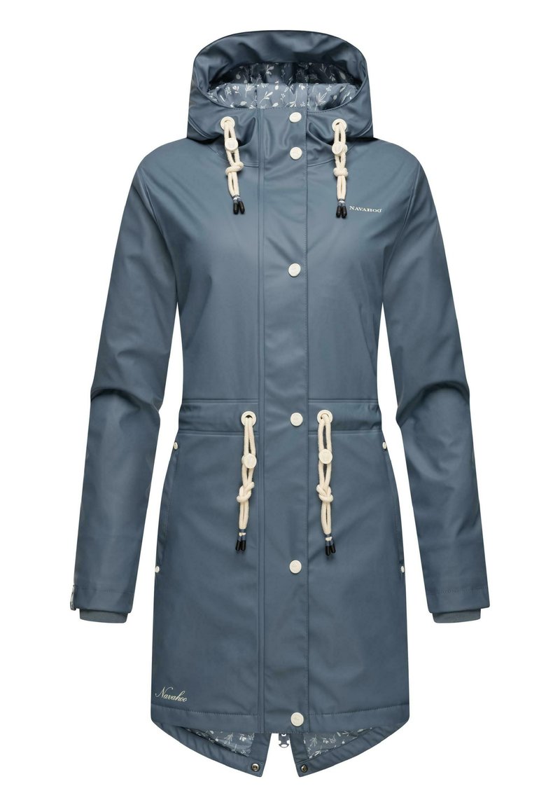 Chaqueta de lluvia azul resistente al agua con capucha, cordones ajustables, botones a presión y un forro interior con un patrón. Cuenta con bolsillos laterales.