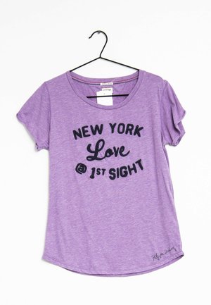 Fioletowa koszulka z krótkim rękawem z czarnym napisem "NEW YORK Love @ 1st SIGHT." Lekki materiał z okrągłym dekoltem.