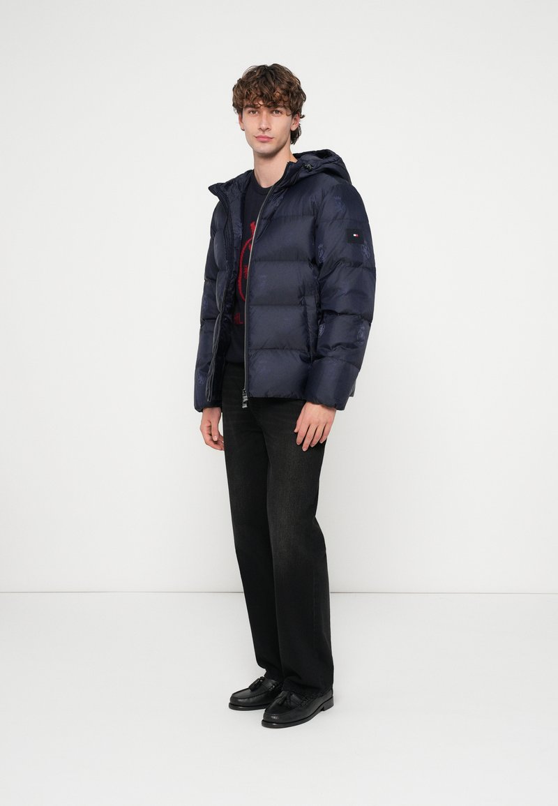 Tommy Hilfiger TH CREST PRINT DOWN PUFFER JACKET - Bunda z prachového peří - desert sky