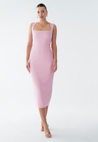 Eng anliegendes pinkfarbenes Kleid mit quadratischem Ausschnitt, ärmellosem Design und Midi-Länge. Glatte Textur, betont die Silhouette.