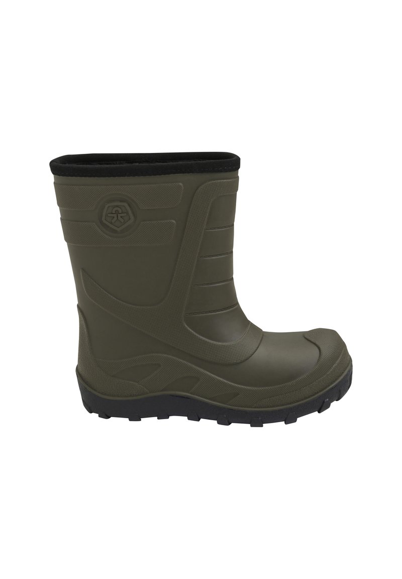 Botte verte synthétique imperméable avec une finition texturée, hauteur au niveau de la cheville, et une semelle en caoutchouc durable dotée de rainures de traction.