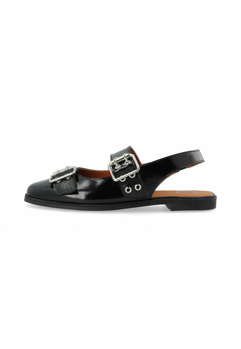 Čierna laková kožená slingback topánka s dvoma striebornými prackami, plochou podrážkou a dekoratívnymi očkami po bokoch pre pridanie detailu.