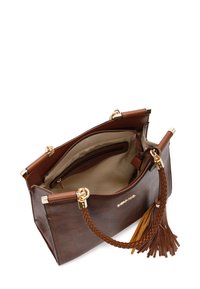 Brown leren handtas met een gestructureerde afwerking, gouden hardware, een gevlochten handvat en een franjesaccent. Het interieur heeft een lichtbeige voering en vakken.