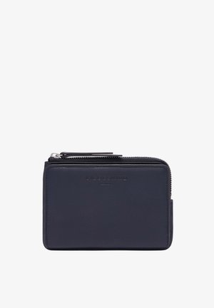 Granatowy skórzany portfel z zamkiem błyskawicznym, wytłoczonym logo i gładką fakturą. Kompaktowy prostokątny kształt z zaokrąglonymi krawędziami.