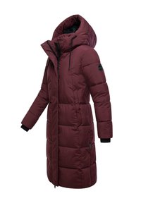Cappotto imbottito bordeaux con cappuccio, chiusura con zip e polsini elasticizzati. Presenta un motivo a trapuntatura e una toppa con logo sulla manica.