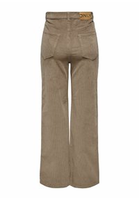 Pantalon en velours côtelé marron taille haute à jambes larges, avec deux poches arrière et une petite étiquette en cuir à la taille.