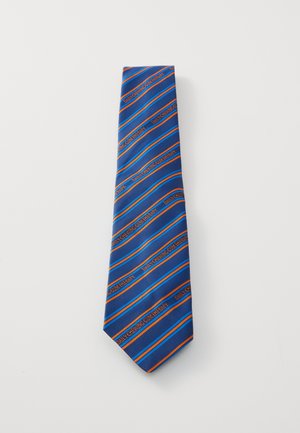 Blauem Seidenschal mit diagonalen Streifen in Orange und Blau, der ein wiederholtes Textmuster aufweist. Glatte Textur und spitzes Enddesign.