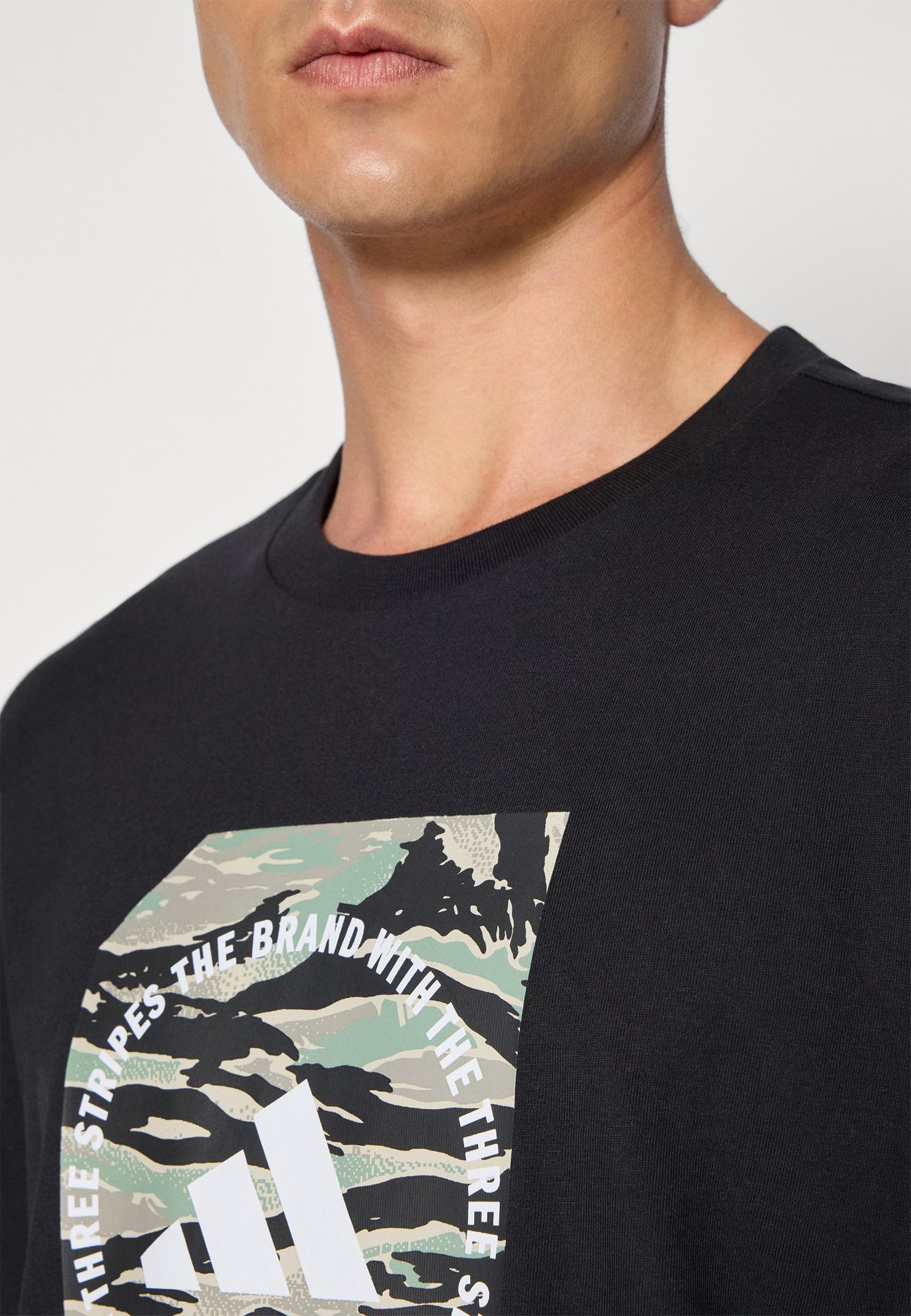 CAMO SHAPE GRAPHIC