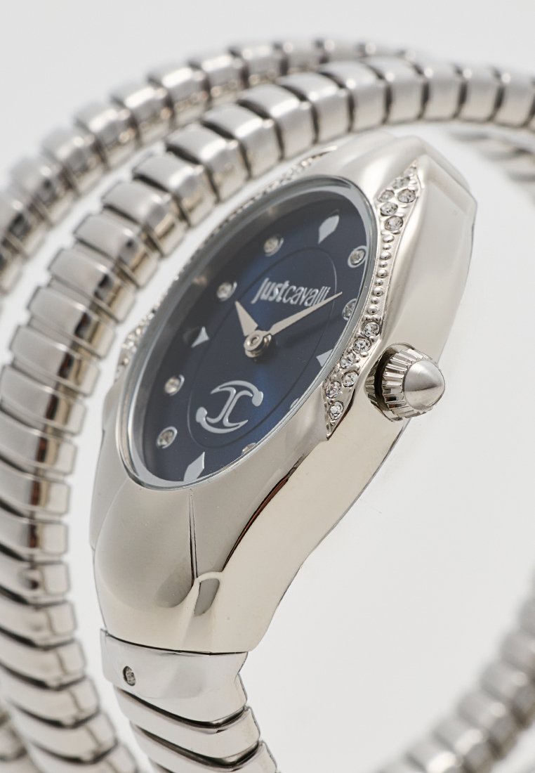 Reloj de pulsera Just Cavalli en plata con esfera negra, marcadores de hora de cristal y una pulsera metálica flexible enrollada alrededor de la muñeca.
