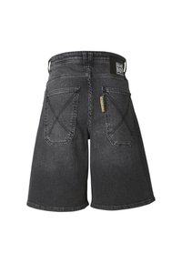 Svarte denimshorts med rett ben-design, med to baklommer med x-søm og en merkeetikett ved midjen.